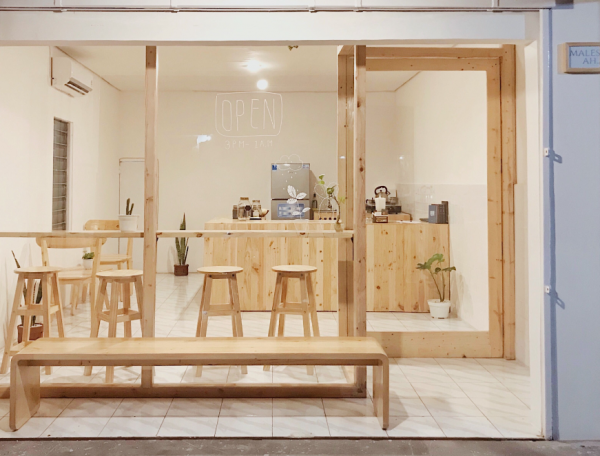 Cafe dengan desain minimalis dan furnitur kayu